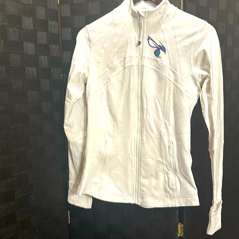 Women’s SZ 8 Lululemon Charlotte hornets zip front athletic jacket.